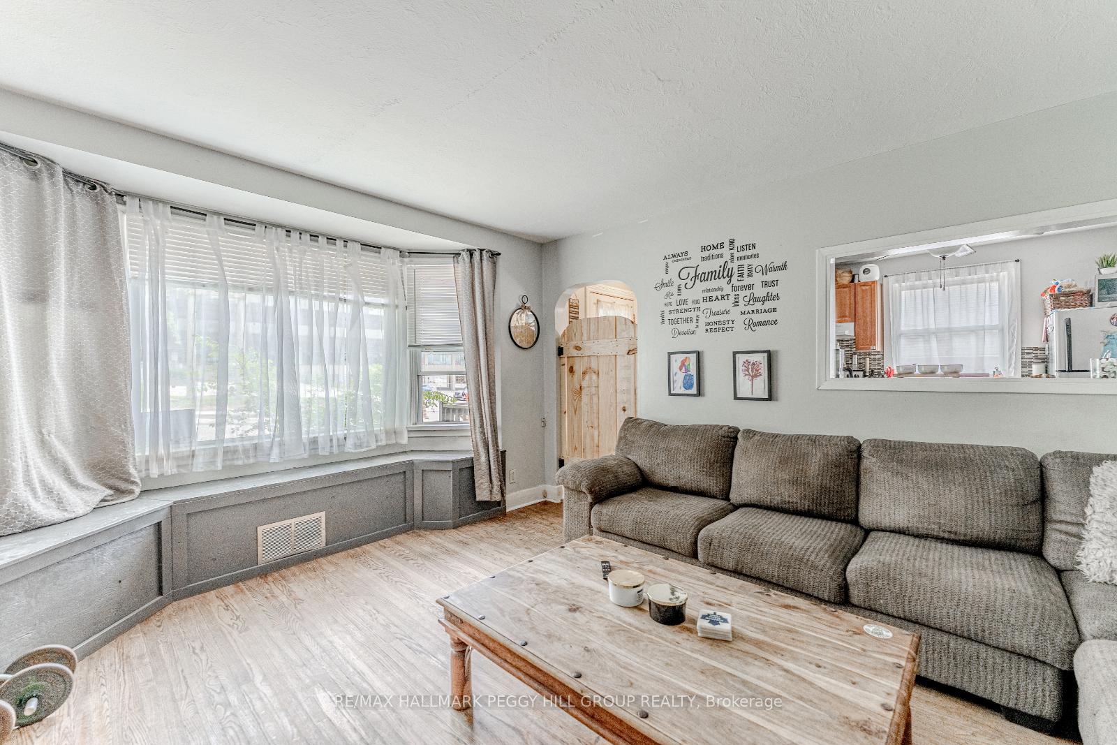 Photo 4 of 114 Maple Avenue, Barrie, Queen's Park — HOMEH