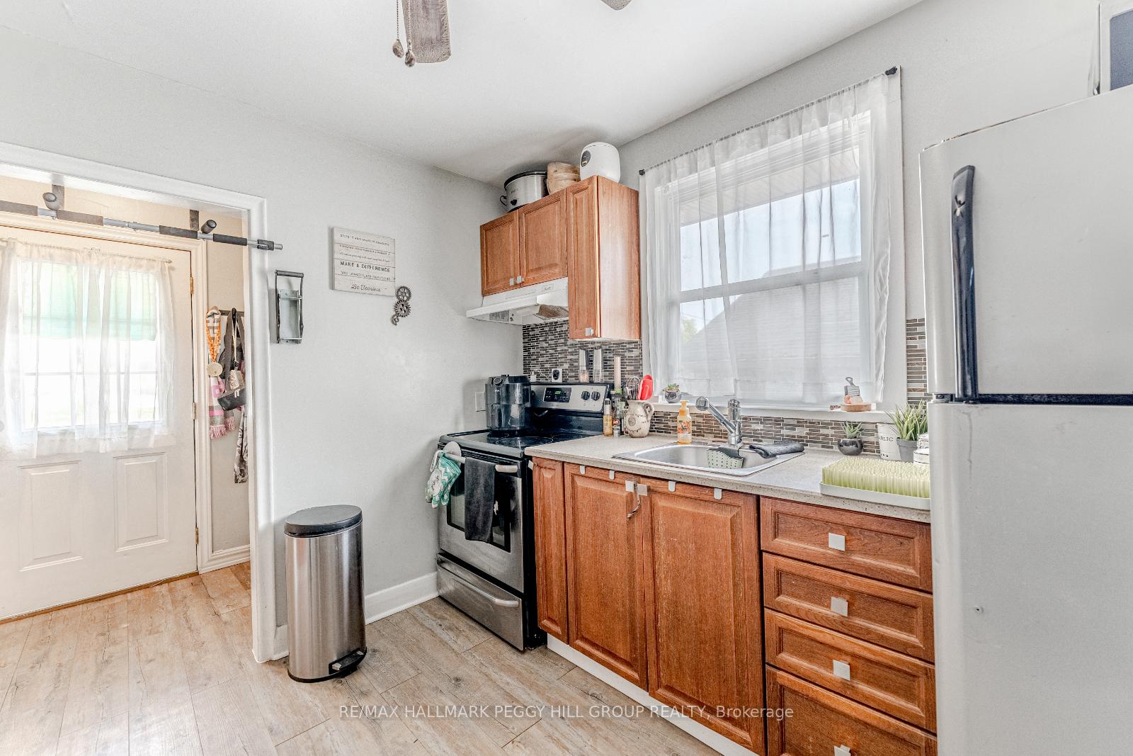 Photo 5 of 114 Maple Avenue, Barrie, Queen's Park — HOMEH