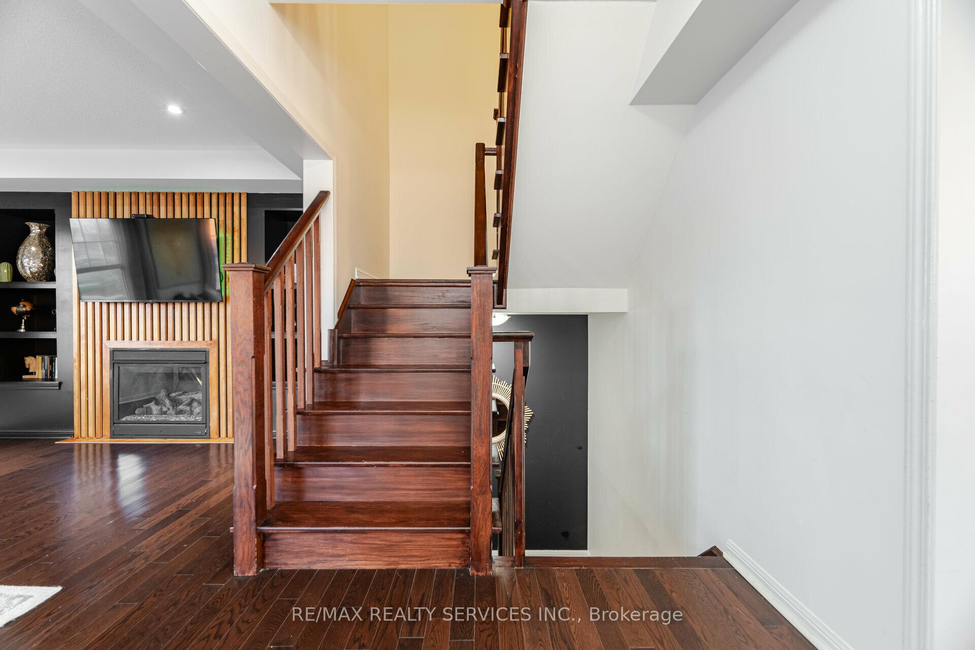 Photo 3 of 41 Betterton Crescent, Brampton, Northwest Brampton — HOMEH
