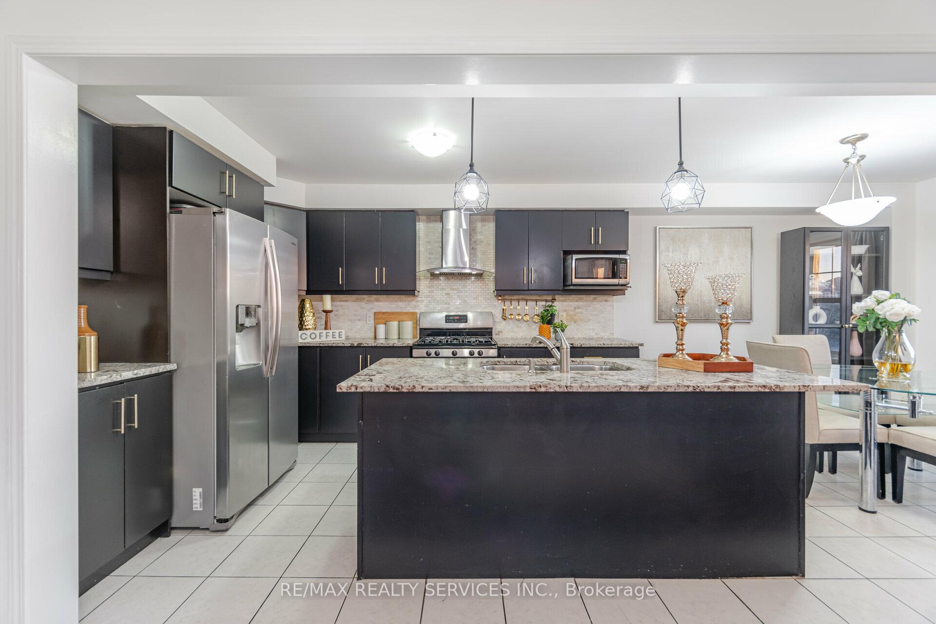 Photo 10 of 41 Betterton Crescent, Brampton, Northwest Brampton — HOMEH