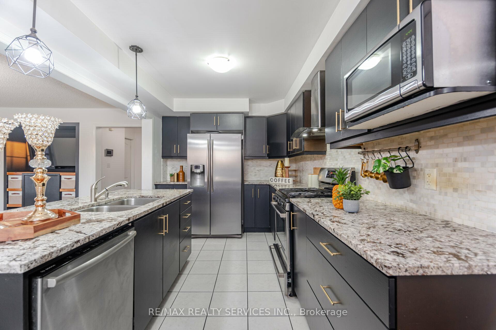 Photo 12 of 41 Betterton Crescent, Brampton, Northwest Brampton — HOMEH