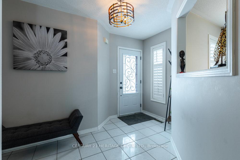 Photo 3 of 66 Fellowes Crescent, Hamilton, Waterdown — HOMEH