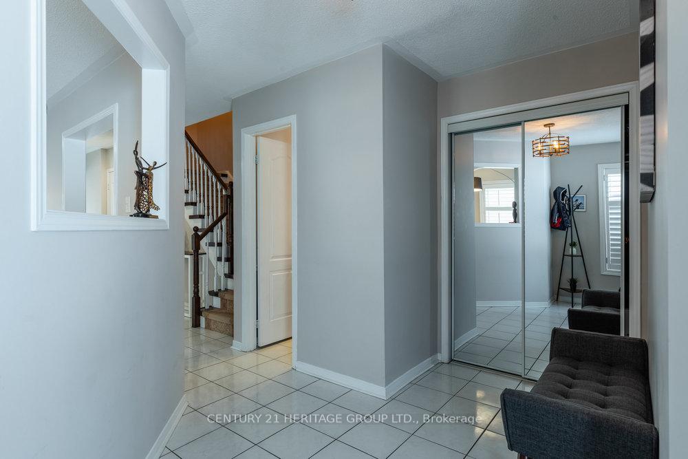 Photo 4 of 66 Fellowes Crescent, Hamilton, Waterdown — HOMEH
