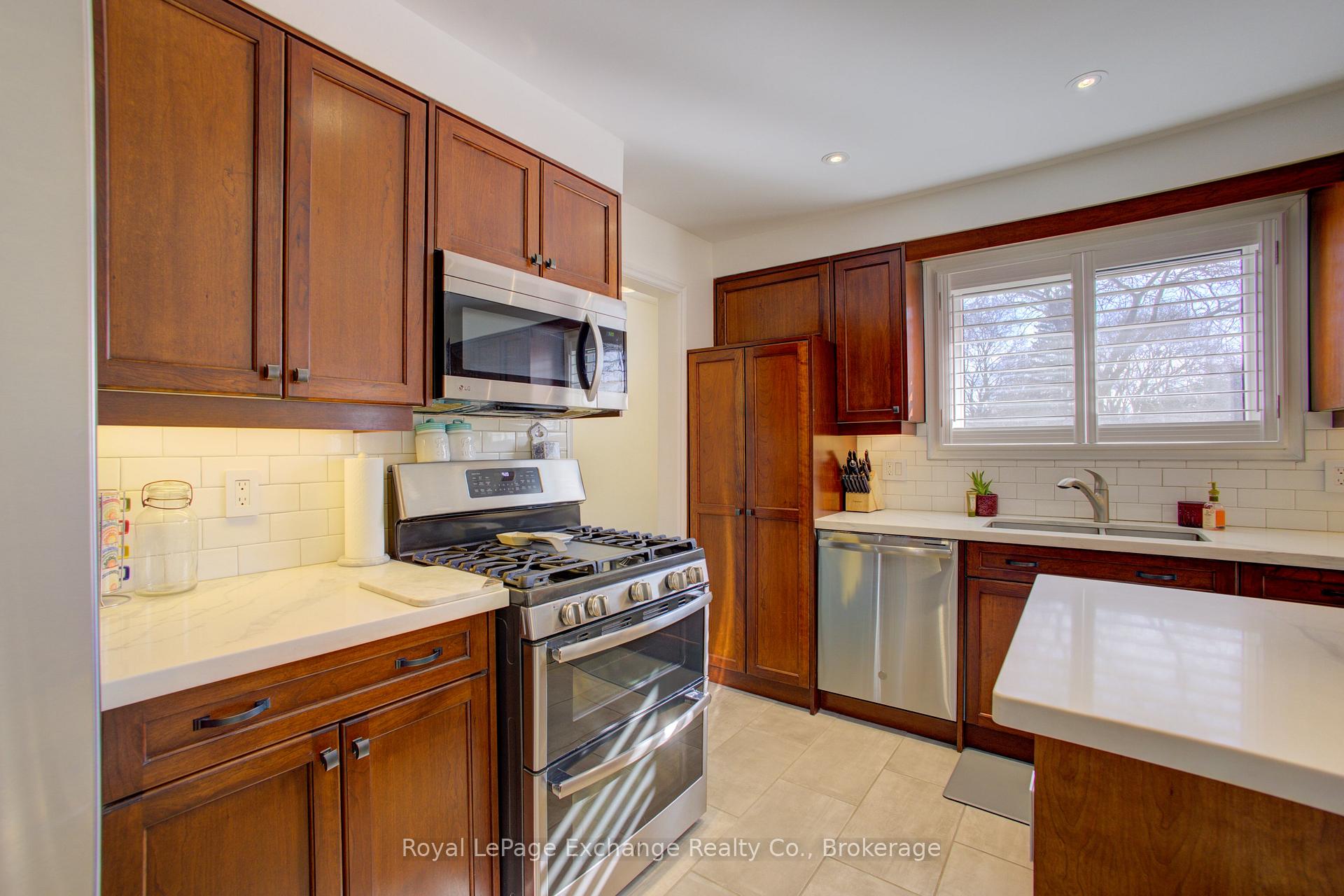 Photo 16 of 9 Orchard Avenue, Hamilton, Dundas — HOMEH