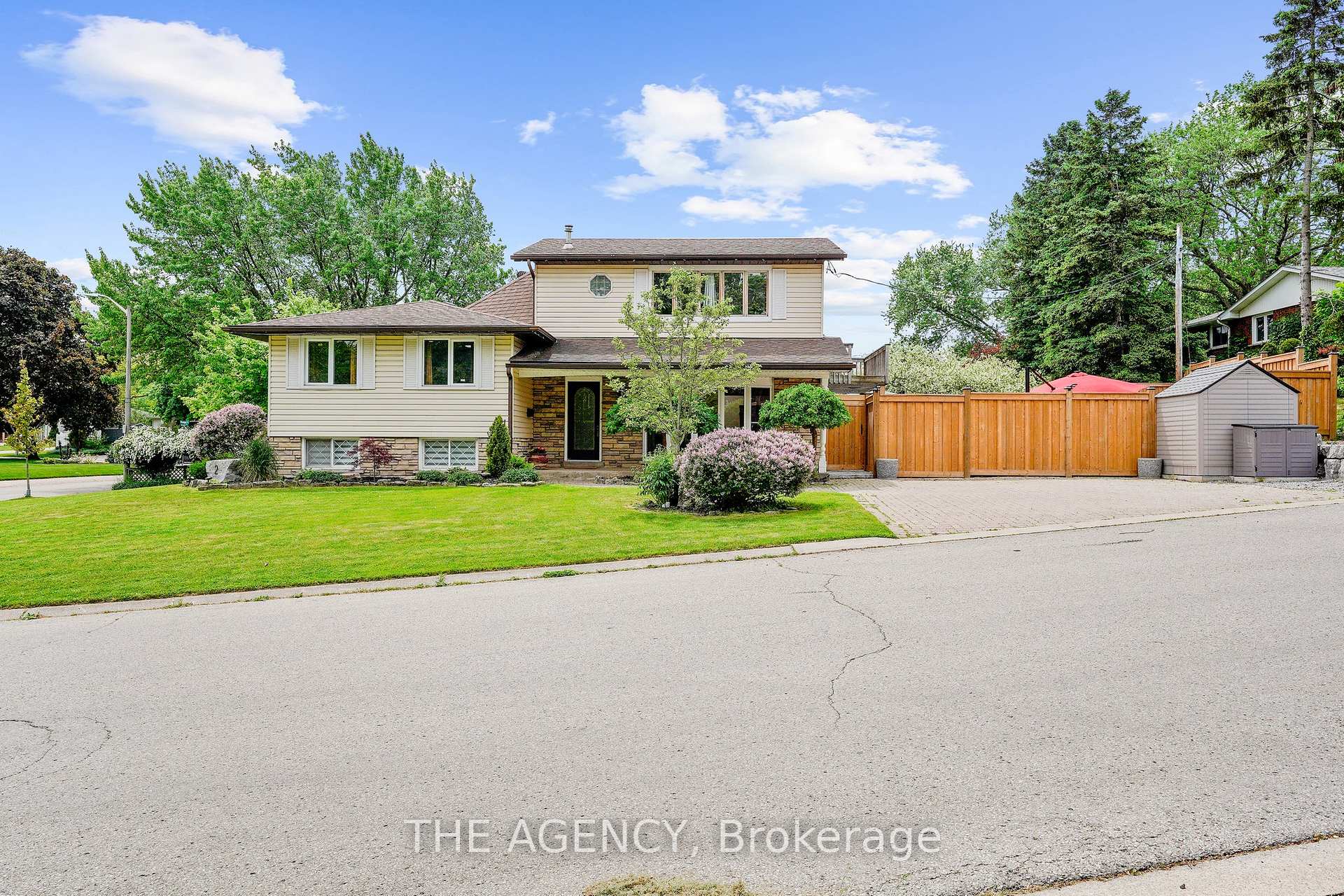 Photo 1 of 2 Green Meadow Way, Hamilton, Dundas — HOMEH
