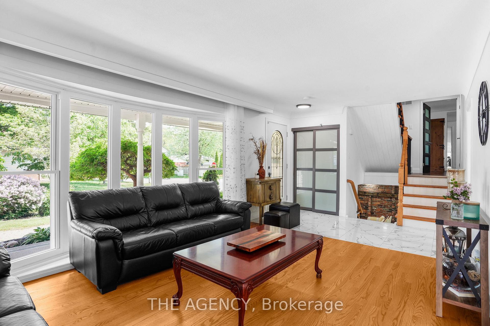 Photo 3 of 2 Green Meadow Way, Hamilton, Dundas — HOMEH