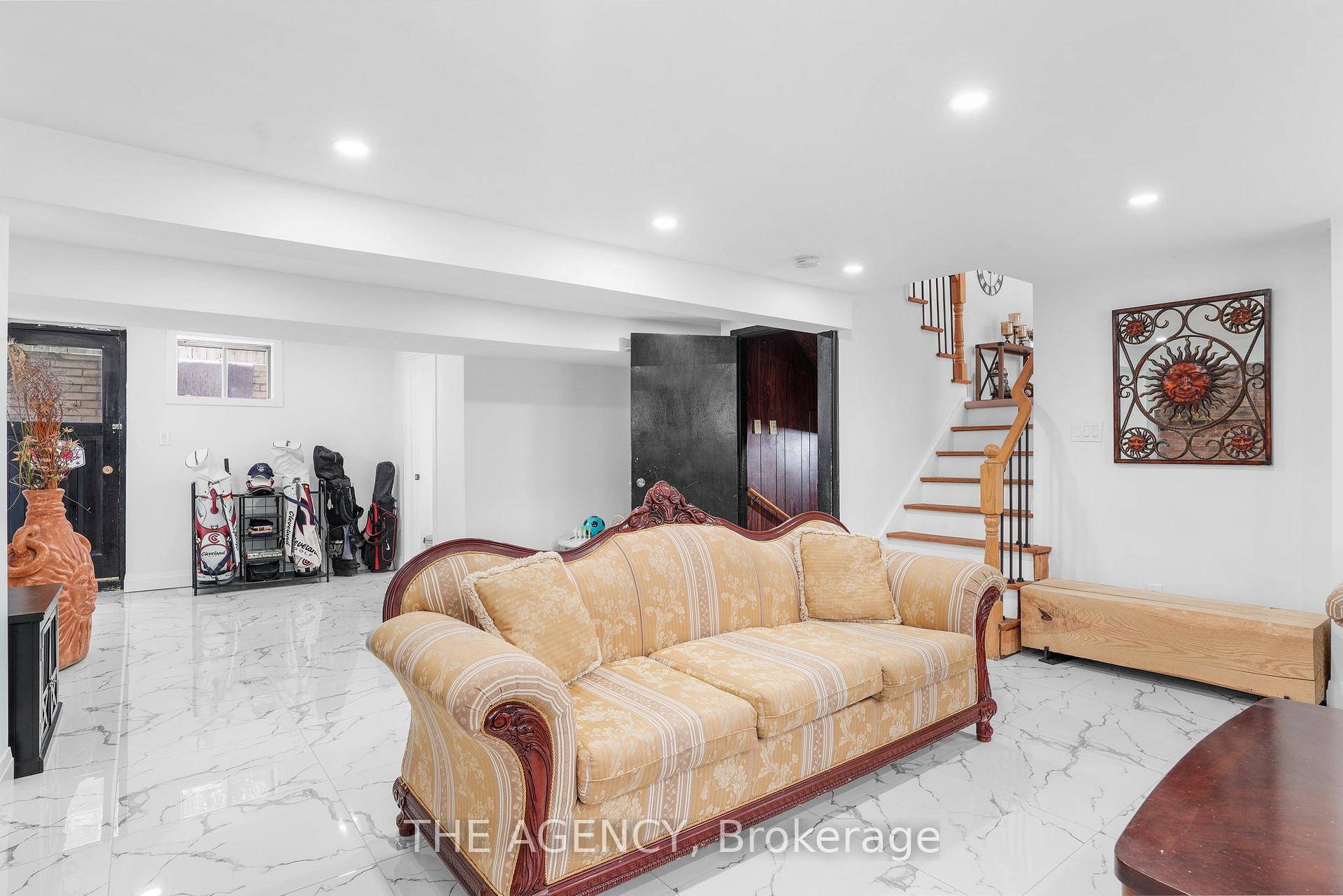 Photo 5 of 2 Green Meadow Way, Hamilton, Dundas — HOMEH