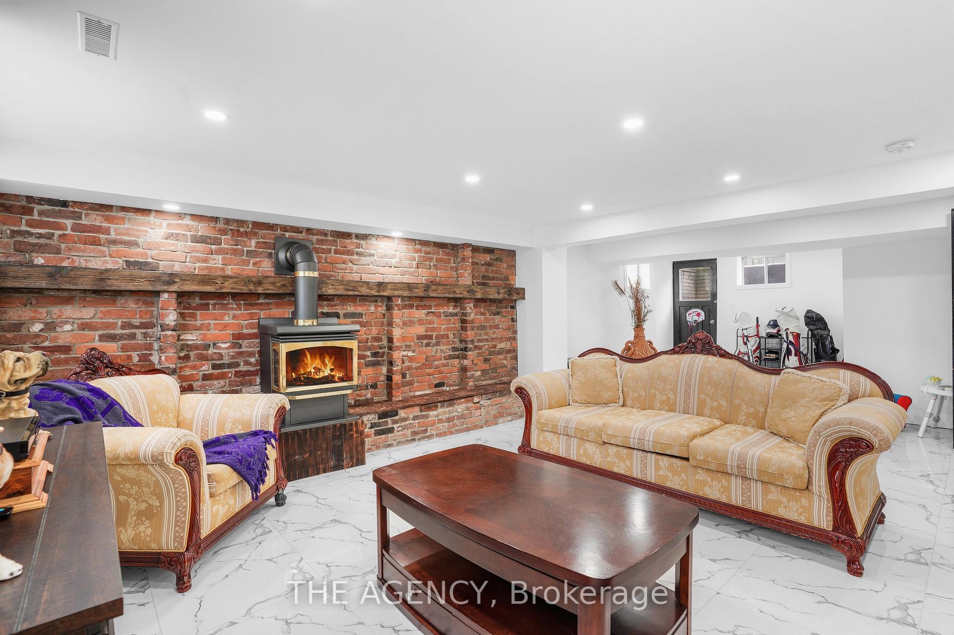 Photo 6 of 2 Green Meadow Way, Hamilton, Dundas — HOMEH
