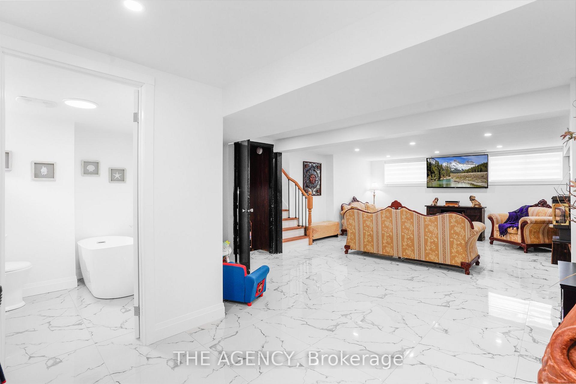 Photo 7 of 2 Green Meadow Way, Hamilton, Dundas — HOMEH