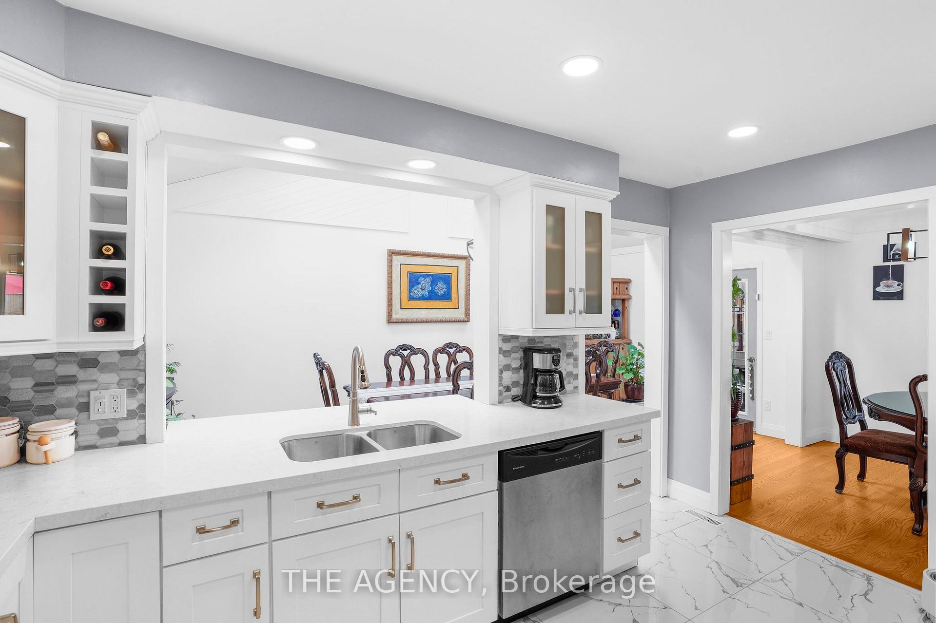 Photo 10 of 2 Green Meadow Way, Hamilton, Dundas — HOMEH