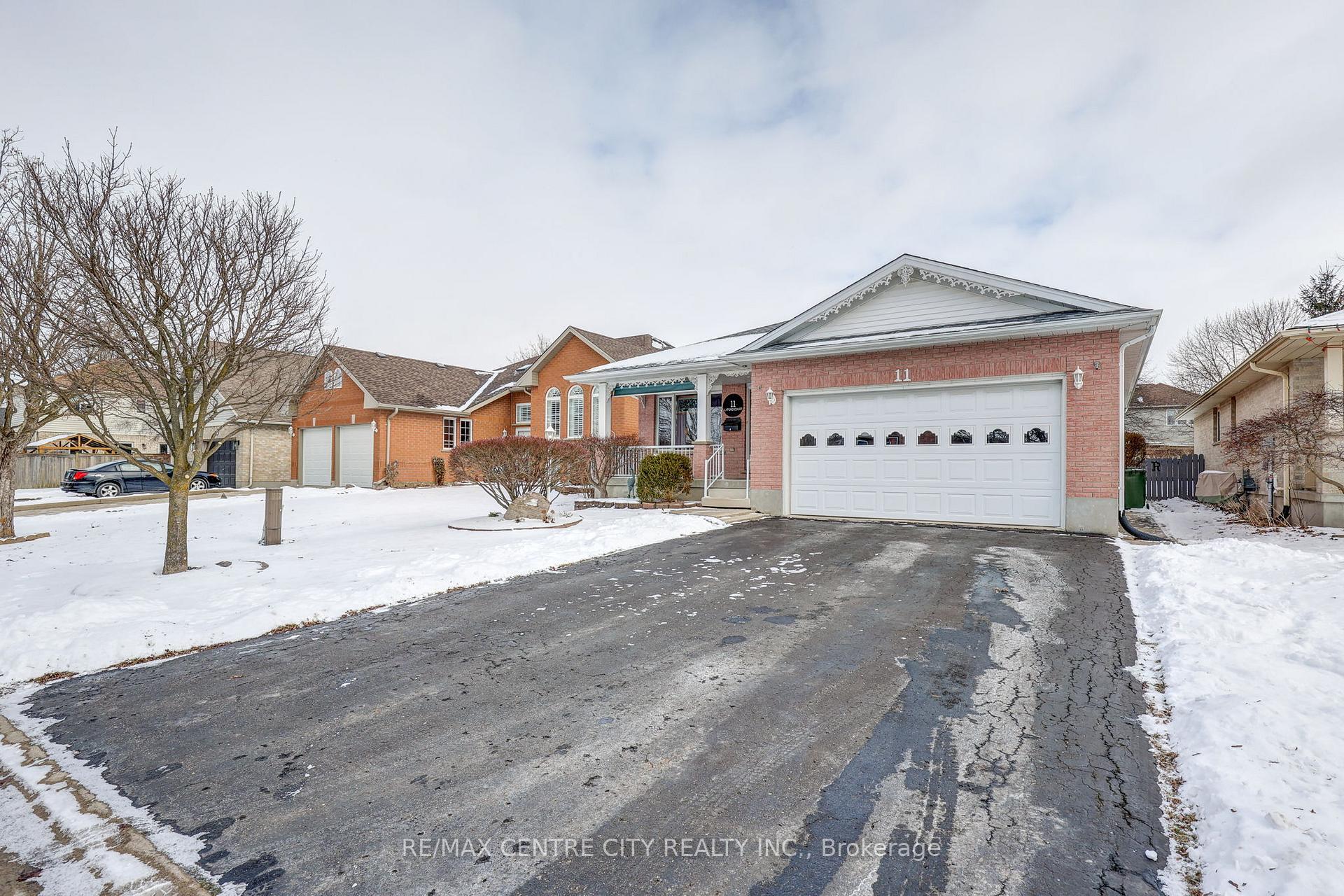 Photo 2 of 11 Lyford Court, St. Thomas — HOMEH