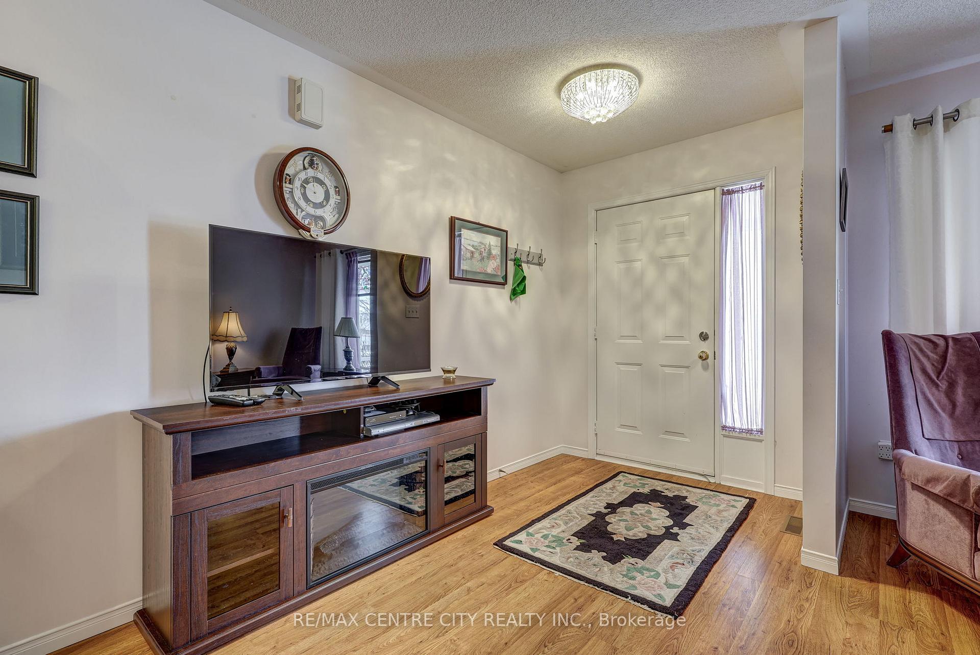 Photo 5 of 11 Lyford Court, St. Thomas — HOMEH