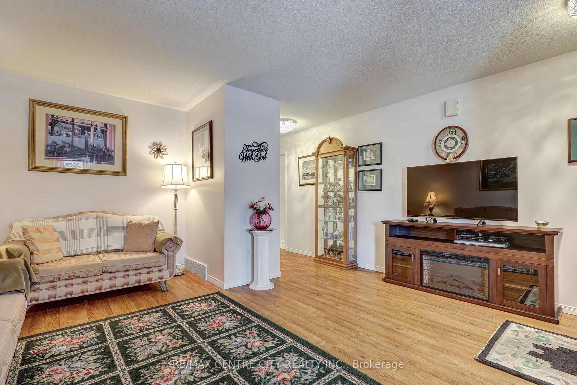 Photo 10 of 11 Lyford Court, St. Thomas — HOMEH