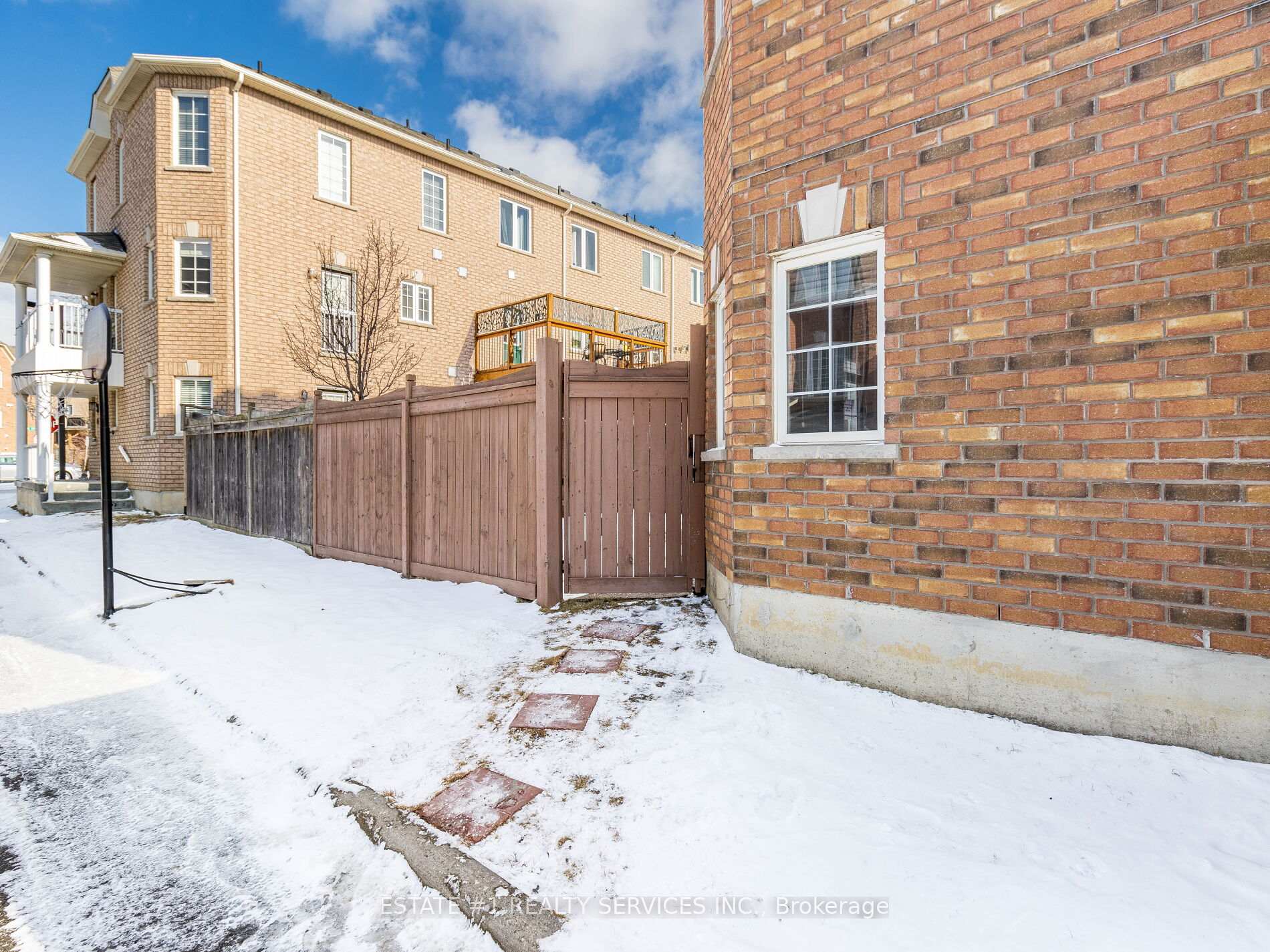 Photo 4 of 3 October Place, Brampton, Bram West — HOMEH