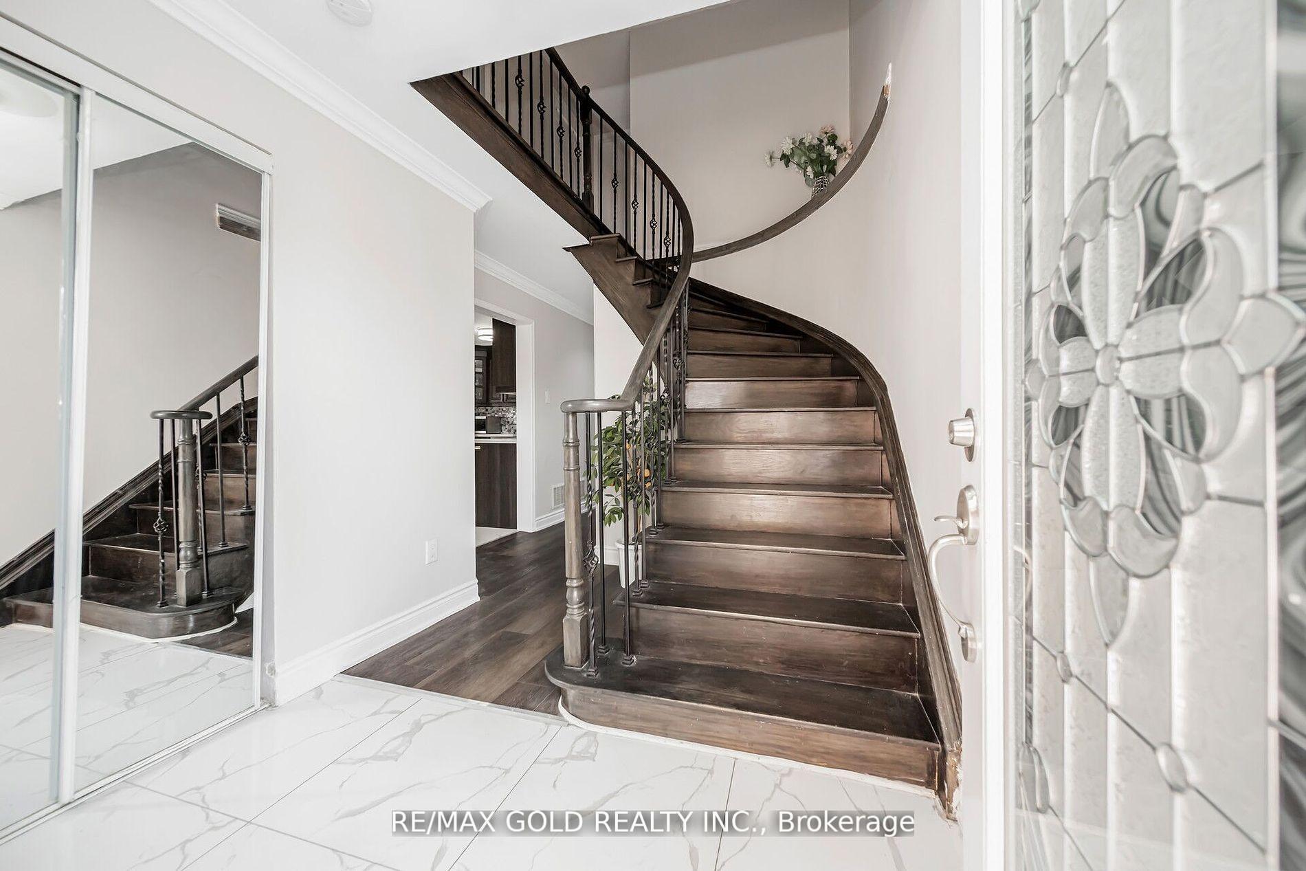 Photo 3 of 167 Ecclestone Drive, Brampton, Brampton West — HOMEH