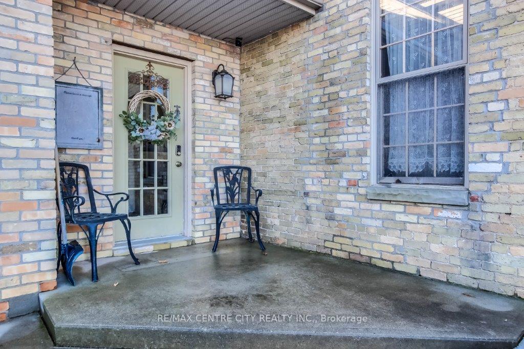 Photo 6 of 21 Parkside Drive, St. Thomas — HOMEH