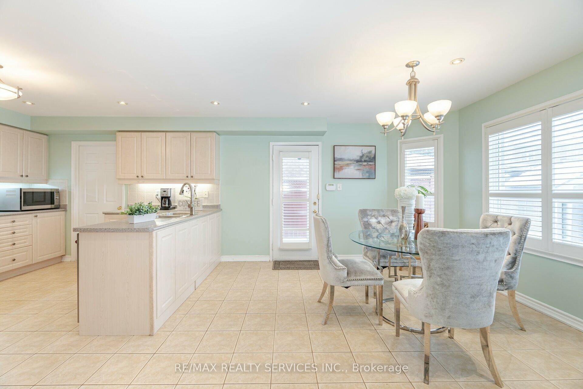 Photo 13 of 64 Edenbrook Hill Drive, Brampton, Fletcher's Meadow — HOMEH