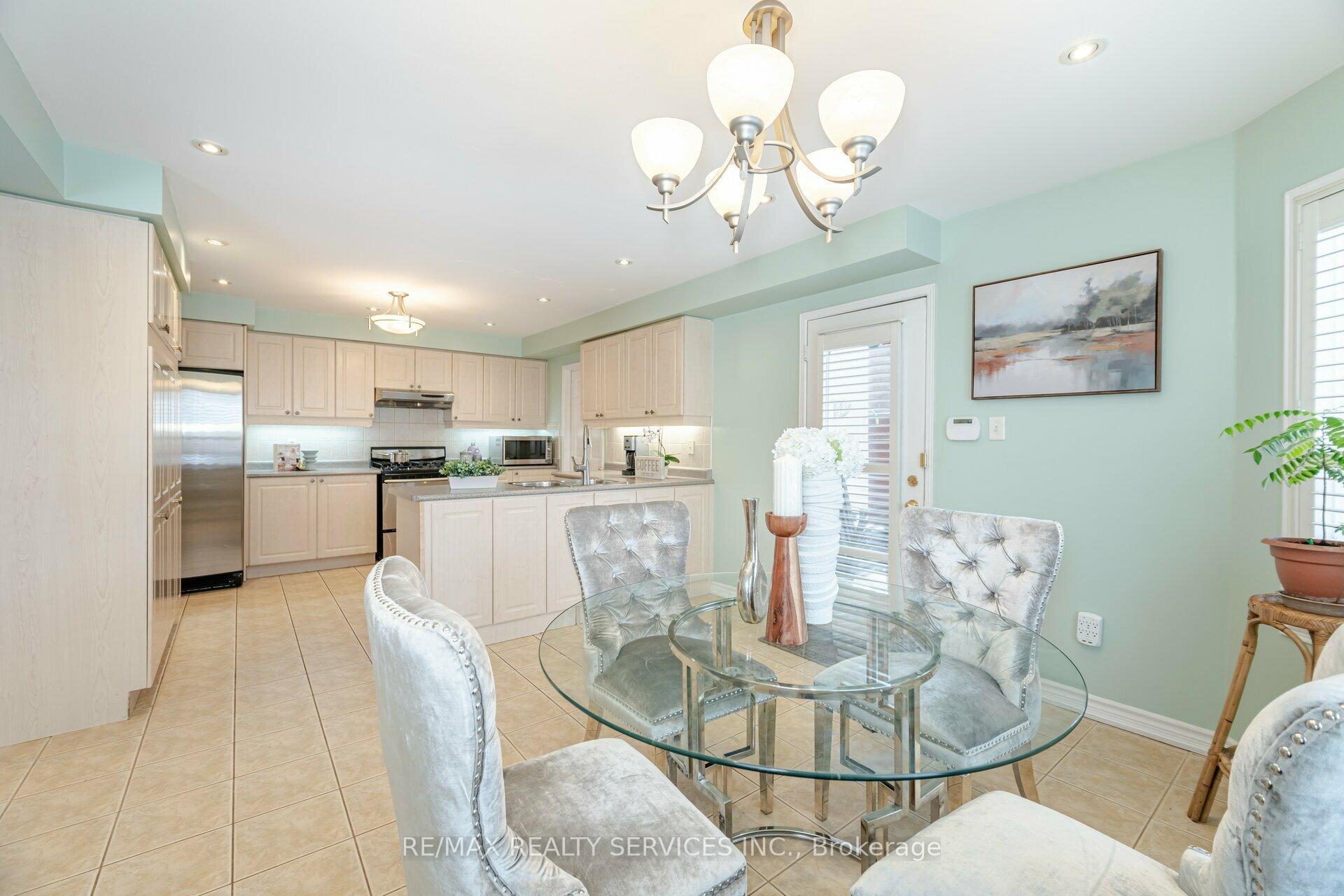 Photo 14 of 64 Edenbrook Hill Drive, Brampton, Fletcher's Meadow — HOMEH