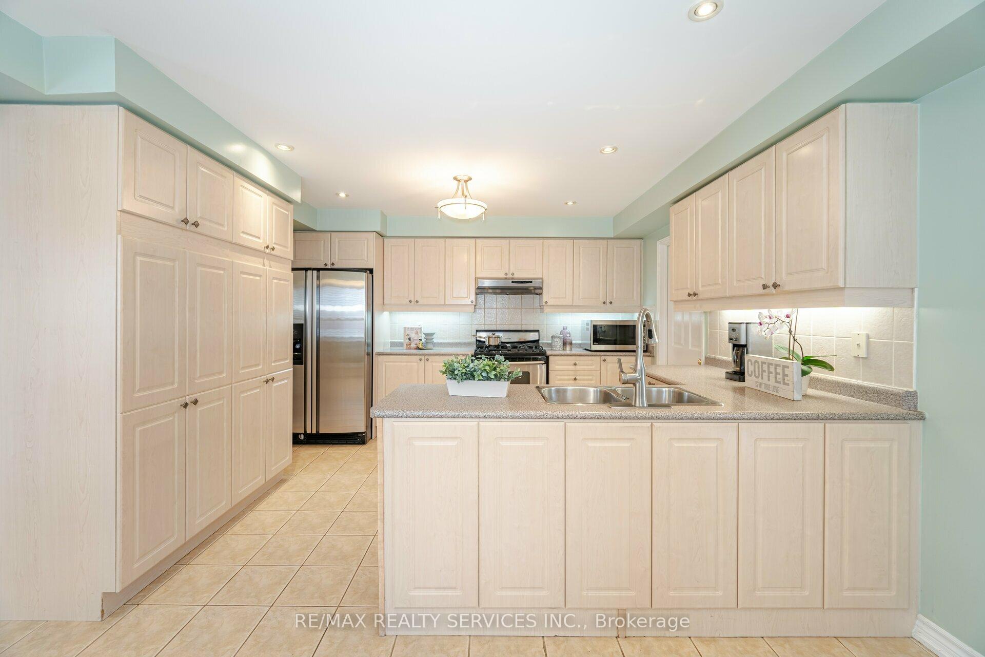 Photo 15 of 64 Edenbrook Hill Drive, Brampton, Fletcher's Meadow — HOMEH