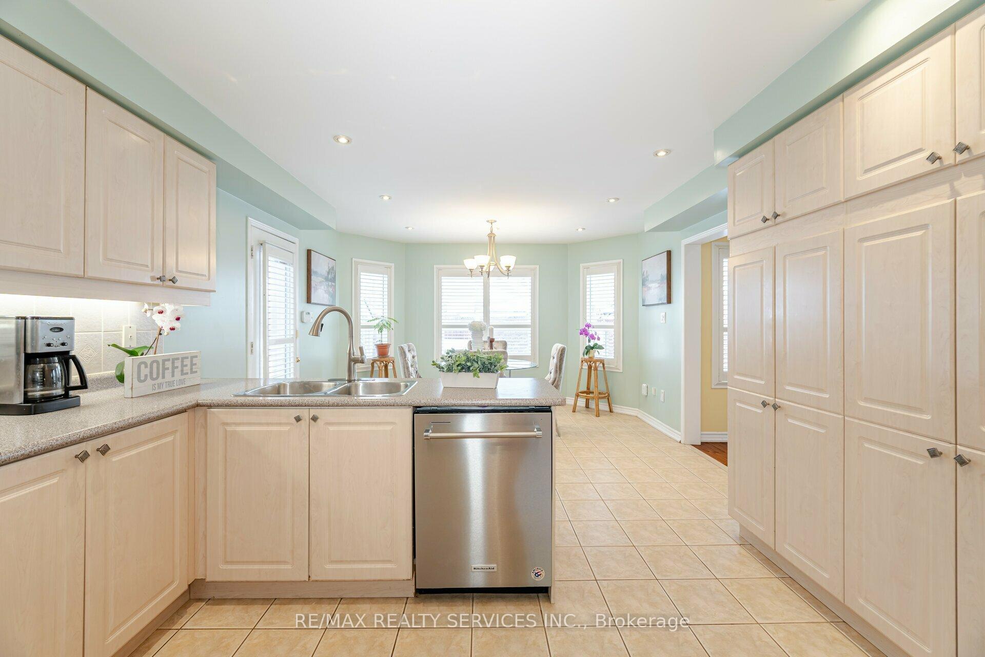 Photo 16 of 64 Edenbrook Hill Drive, Brampton, Fletcher's Meadow — HOMEH