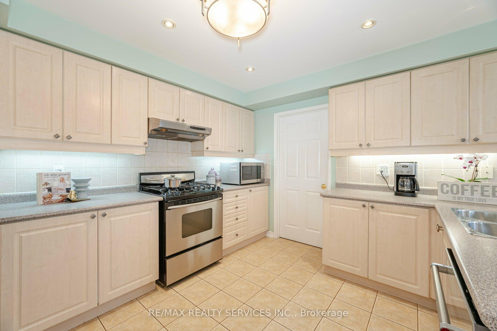 Photo 17 of 64 Edenbrook Hill Drive, Brampton, Fletcher's Meadow — HOMEH