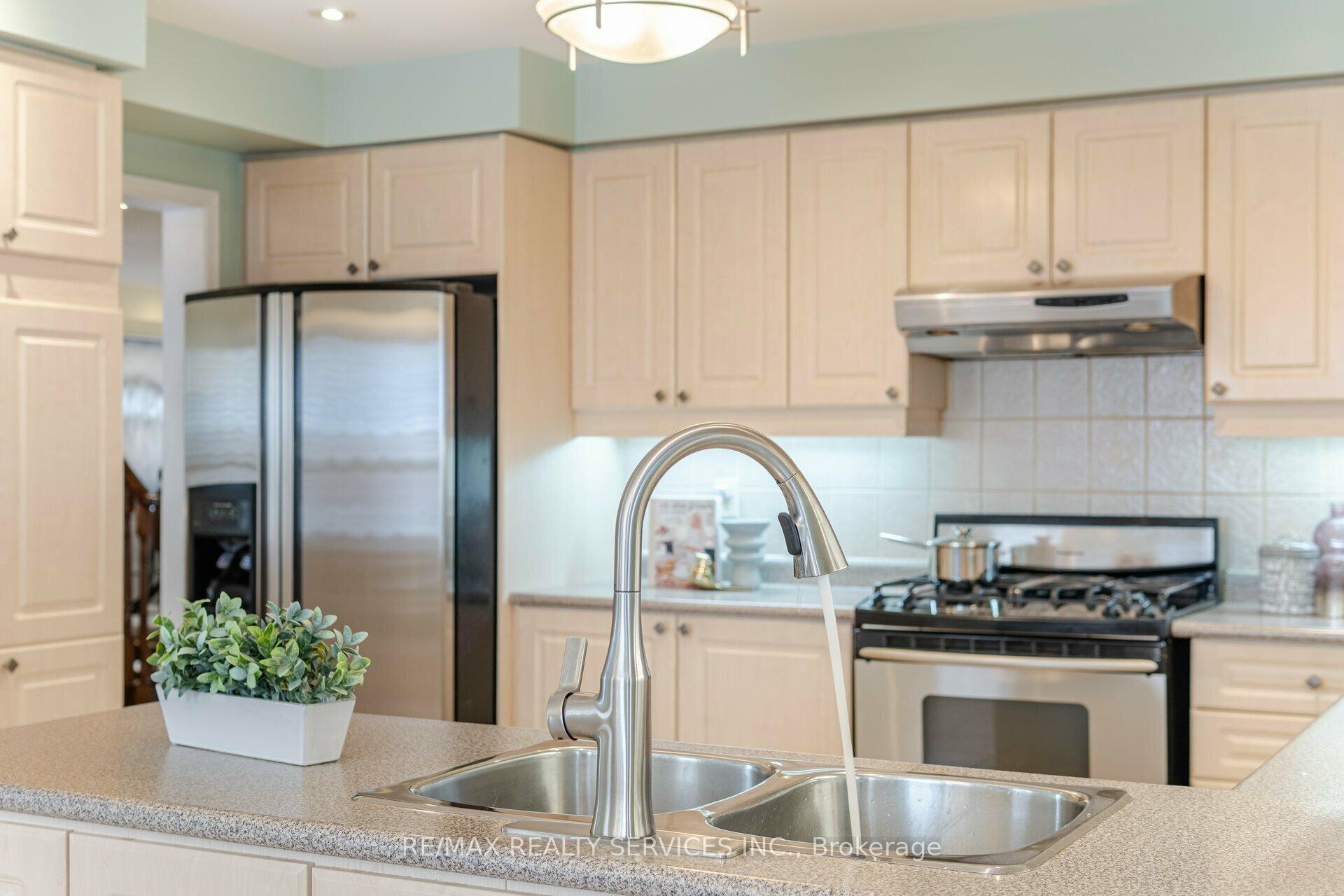 Photo 18 of 64 Edenbrook Hill Drive, Brampton, Fletcher's Meadow — HOMEH