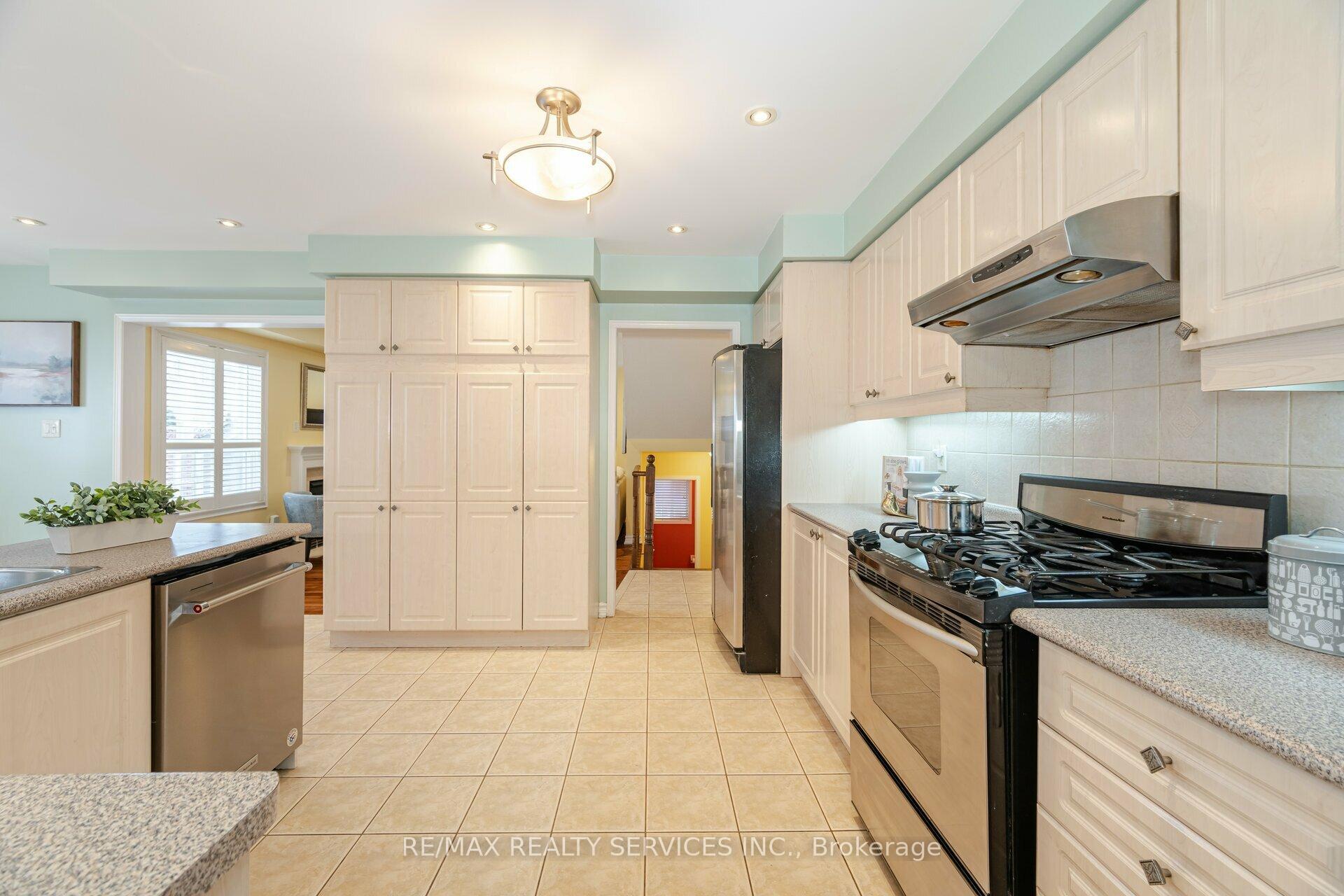 Photo 19 of 64 Edenbrook Hill Drive, Brampton, Fletcher's Meadow — HOMEH