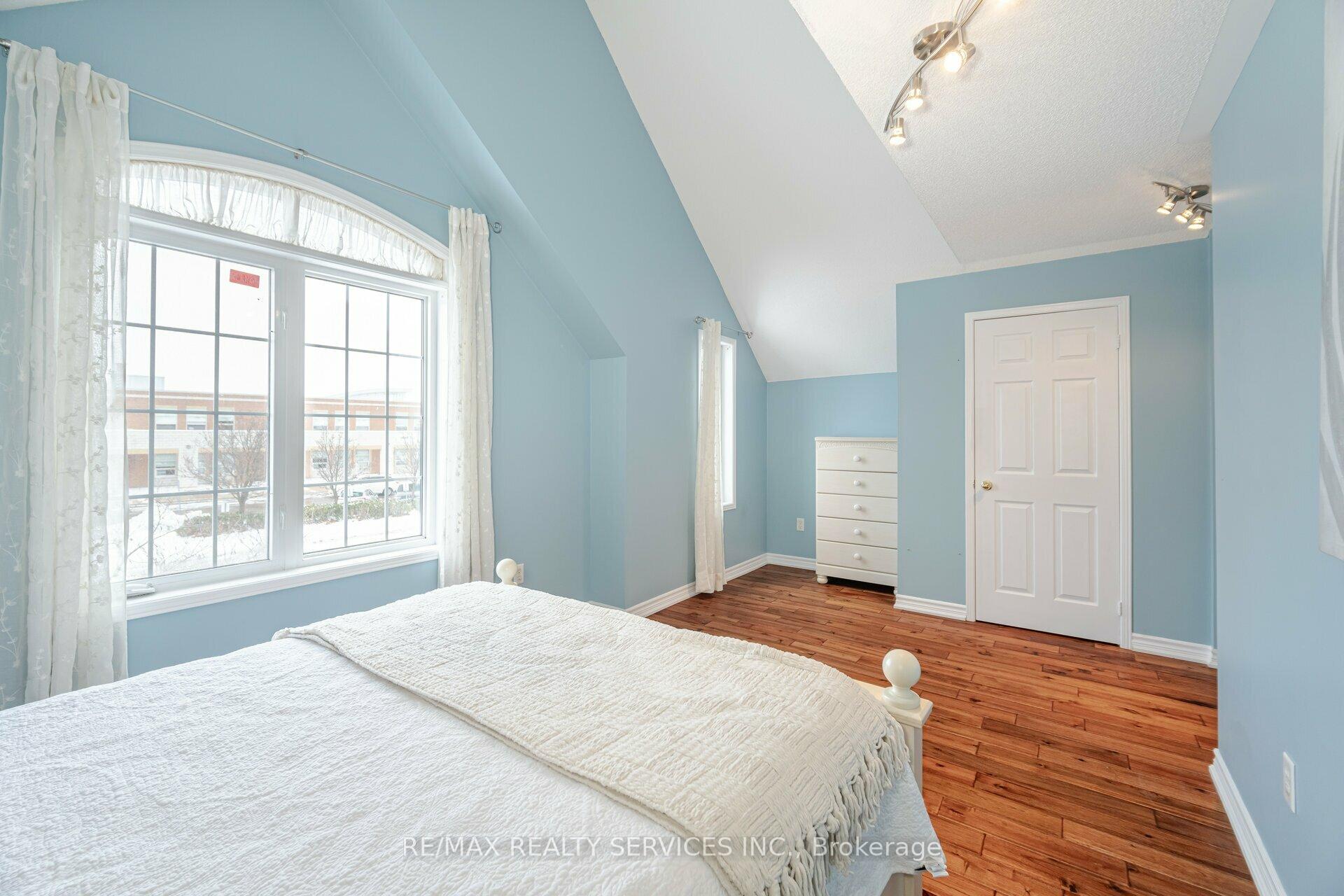 Photo 27 of 64 Edenbrook Hill Drive, Brampton, Fletcher's Meadow — HOMEH