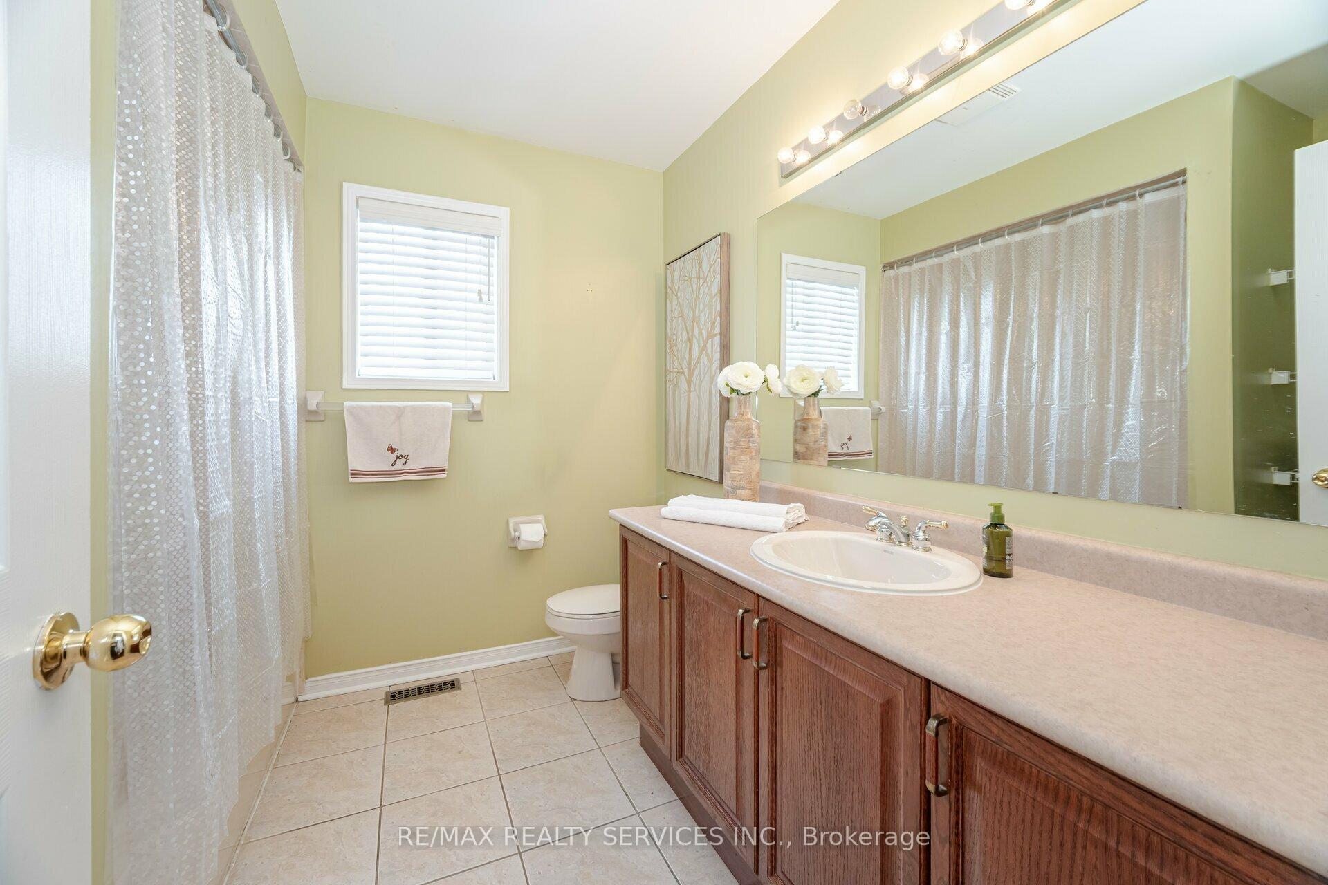 Photo 32 of 64 Edenbrook Hill Drive, Brampton, Fletcher's Meadow — HOMEH