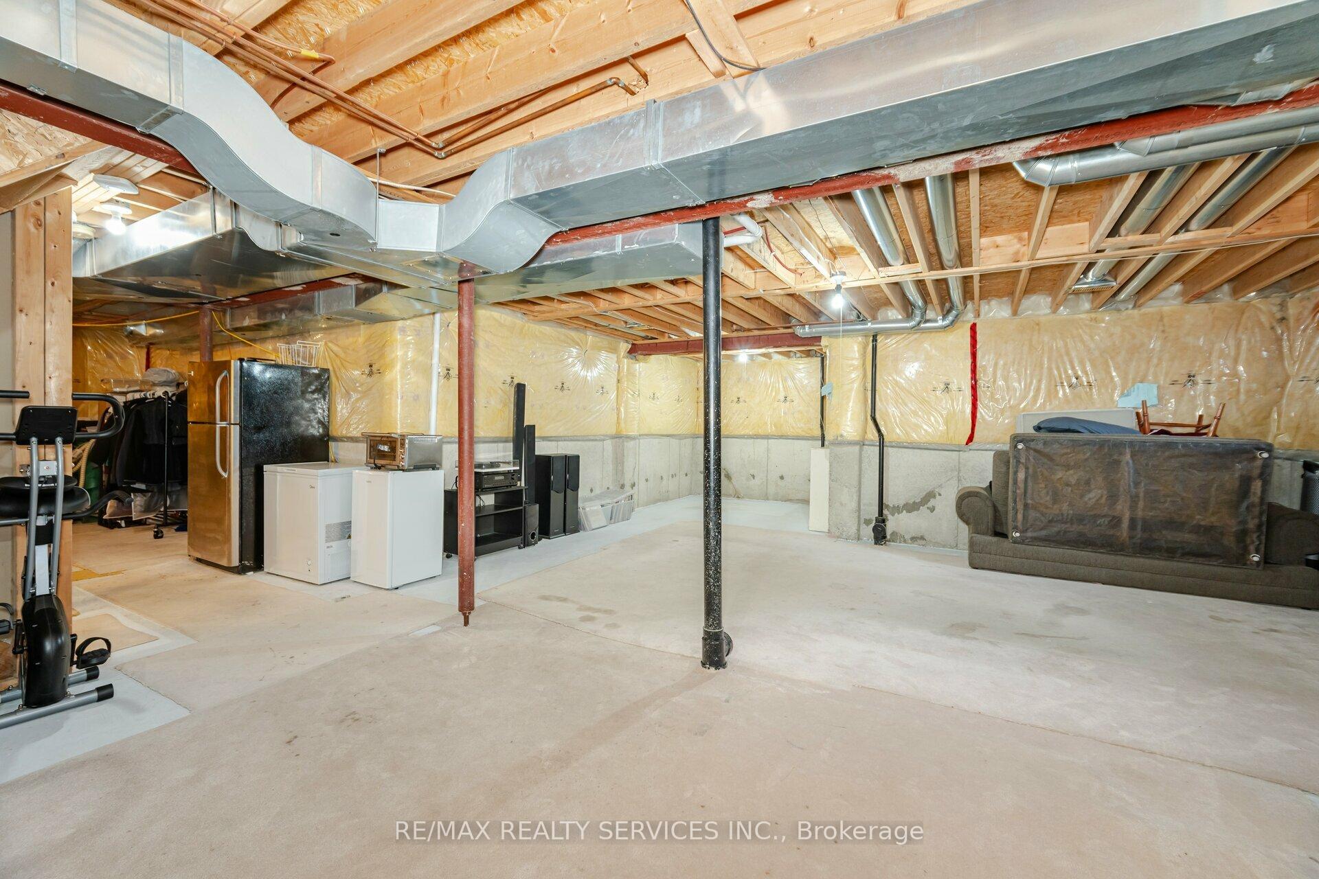 Photo 34 of 64 Edenbrook Hill Drive, Brampton, Fletcher's Meadow — HOMEH