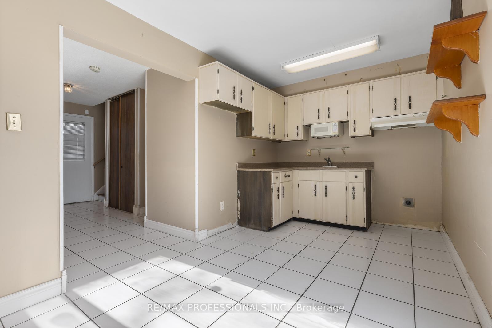 Photo 11 of 41 Carberry Crescent, Brampton, Madoc — HOMEH