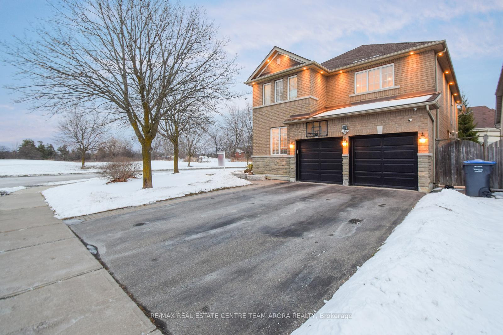 Photo 2 of 22 Summer Valley Drive, Brampton, Snelgrove — HOMEH
