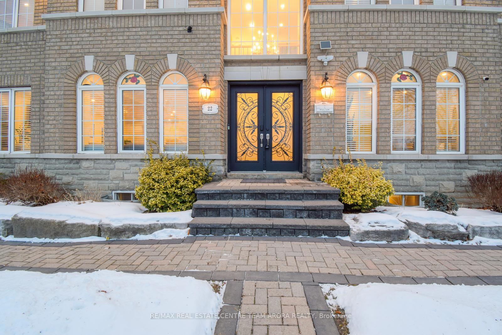 Photo 3 of 22 Summer Valley Drive, Brampton, Snelgrove — HOMEH