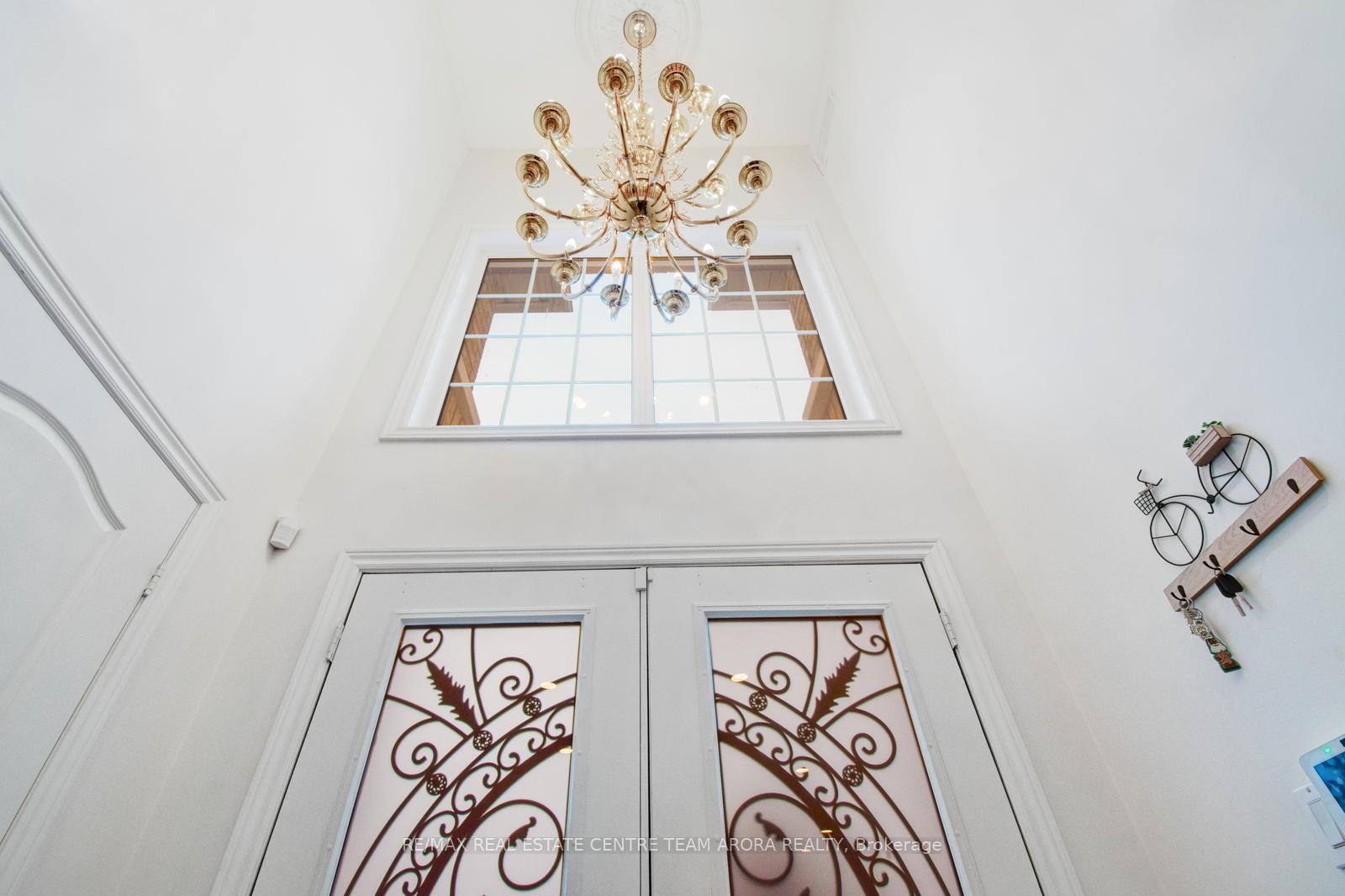 Photo 5 of 22 Summer Valley Drive, Brampton, Snelgrove — HOMEH