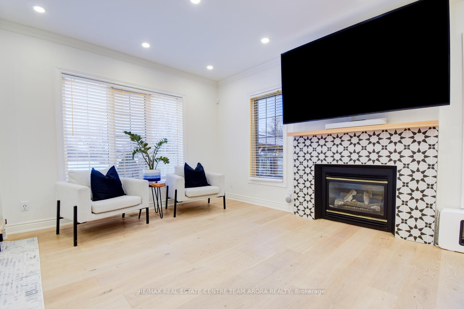 Photo 11 of 22 Summer Valley Drive, Brampton, Snelgrove — HOMEH