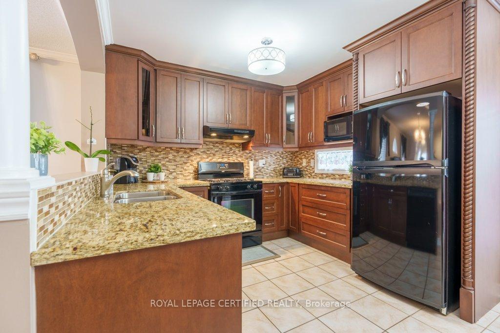 Photo 12 of 18 Newark Way, Brampton, Fletcher's Meadow — HOMEH