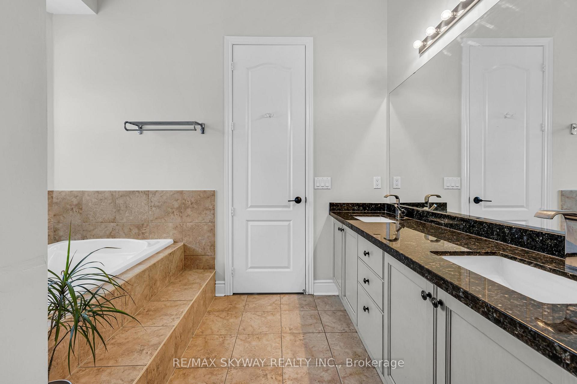Photo 19 of 9 Louvre Circle N, Brampton, Vales of Castlemore North — HOMEH