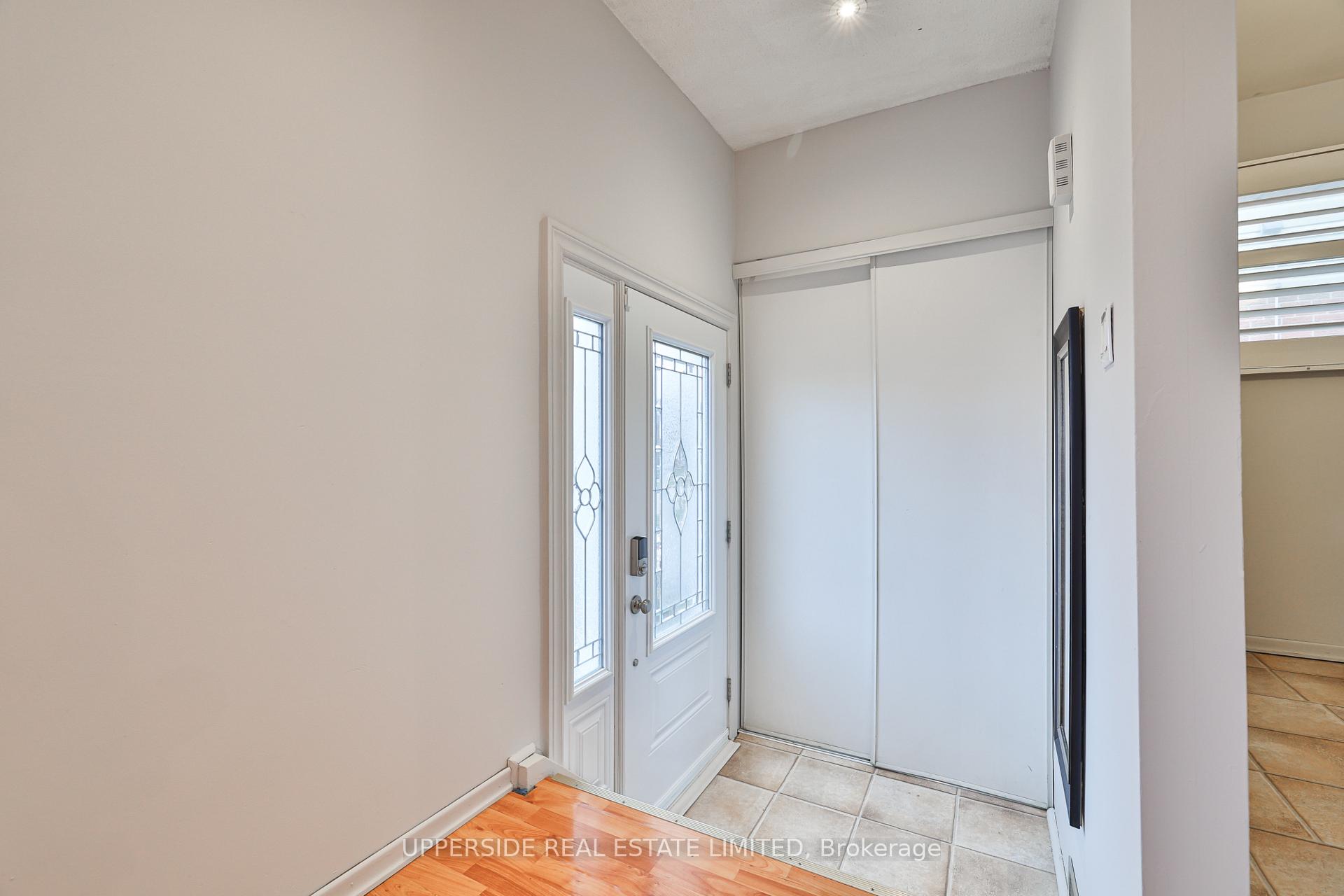 Photo 2 of 38 Newlyn Crescent, Brampton, Brampton North — HOMEH
