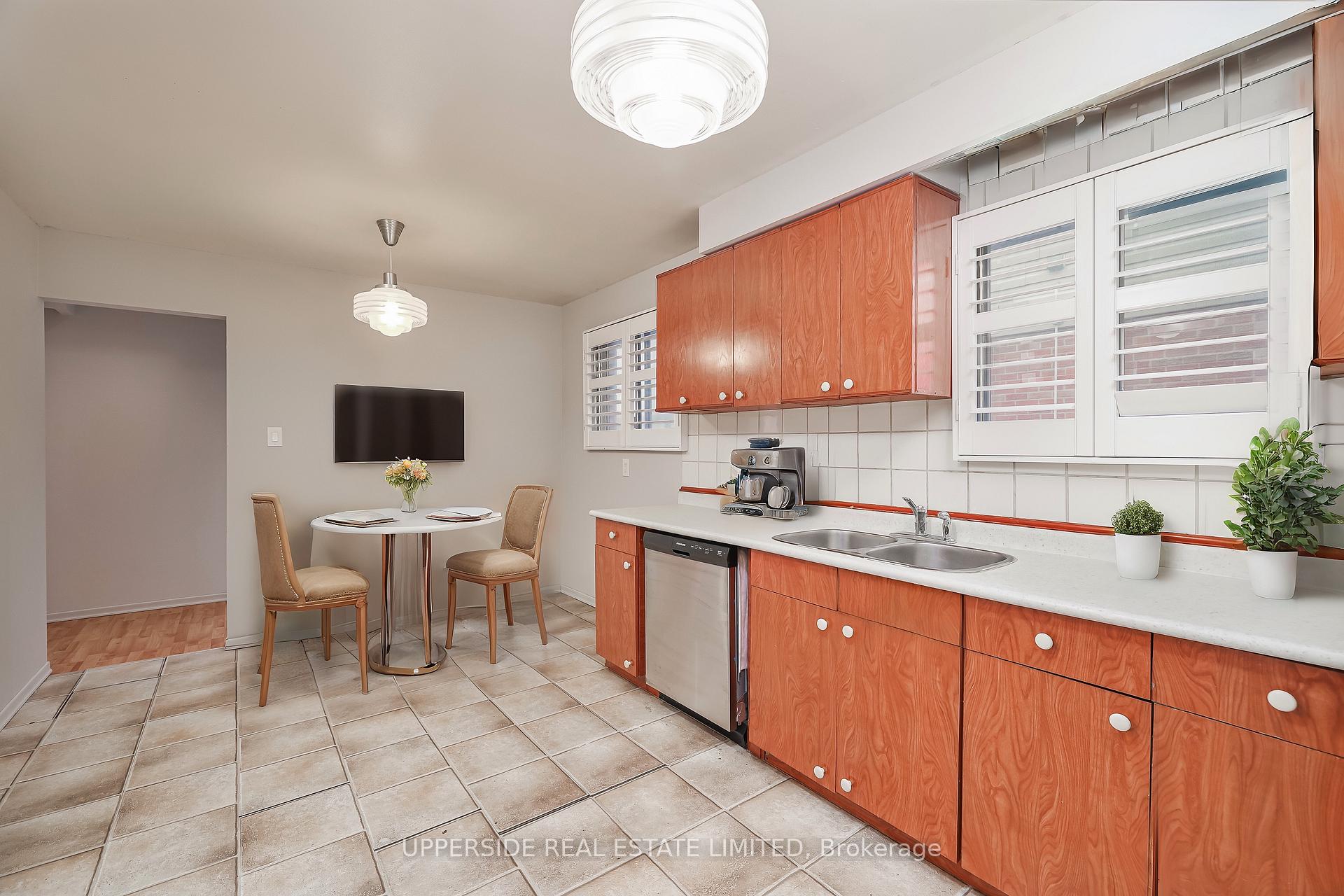 Photo 7 of 38 Newlyn Crescent, Brampton, Brampton North — HOMEH