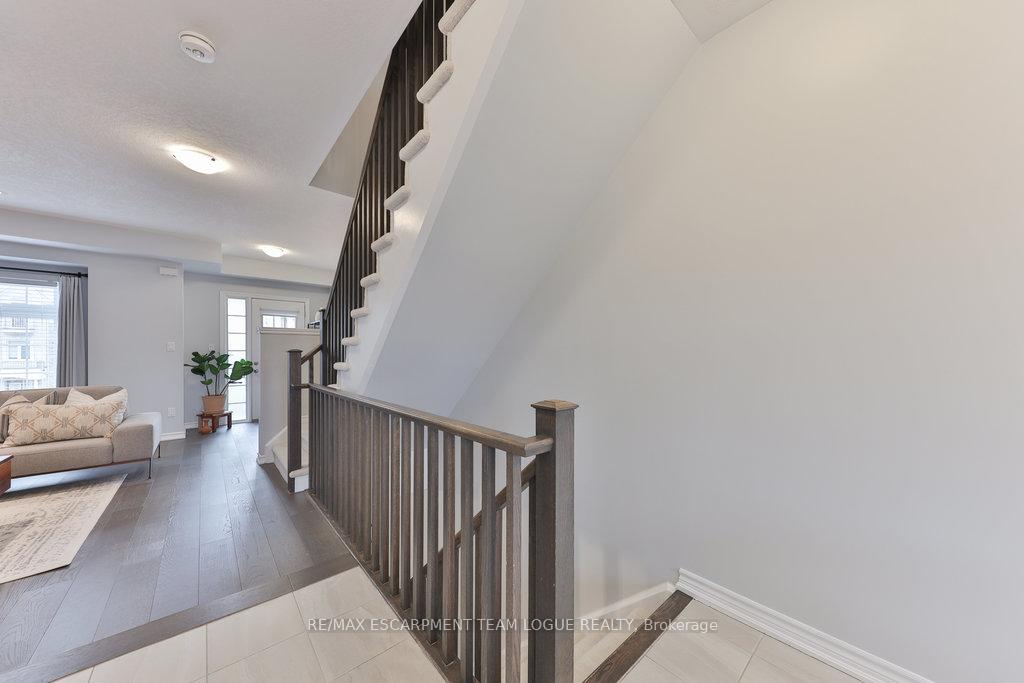 Photo 10 of 34 Borers Creek Circle, Hamilton, Waterdown — HOMEH