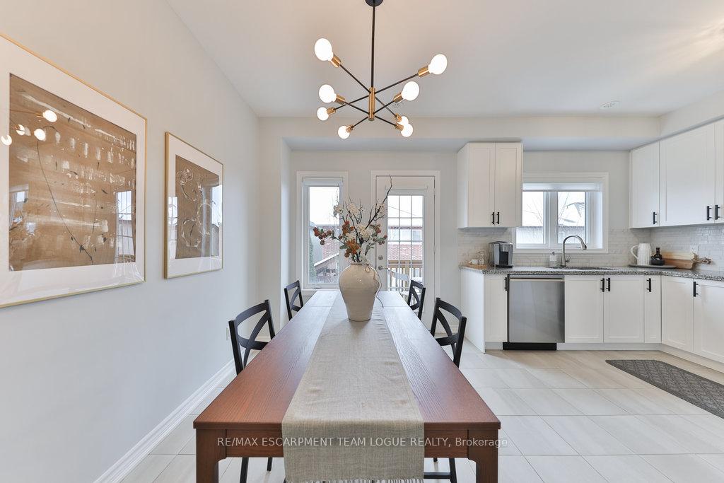 Photo 12 of 34 Borers Creek Circle, Hamilton, Waterdown — HOMEH