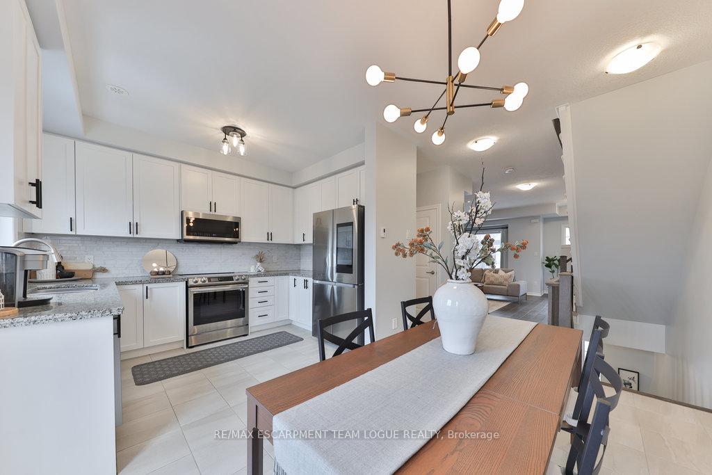 Photo 14 of 34 Borers Creek Circle, Hamilton, Waterdown — HOMEH