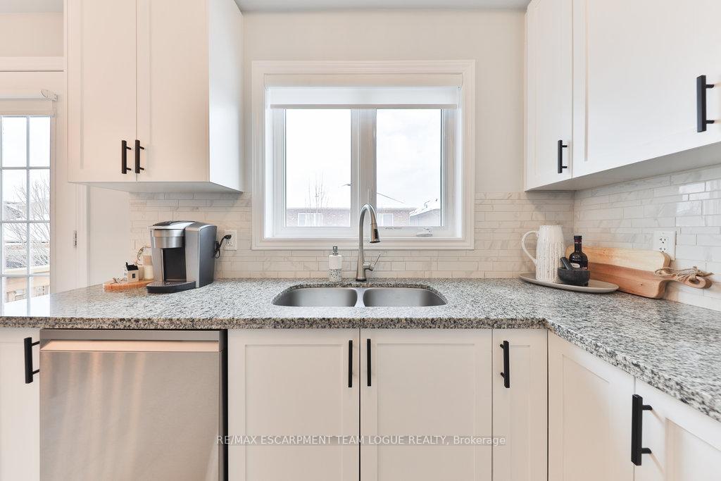Photo 18 of 34 Borers Creek Circle, Hamilton, Waterdown — HOMEH