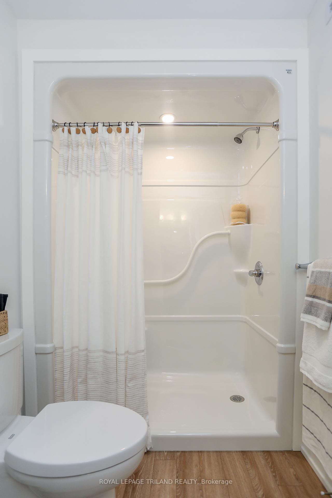 Photo 16 of 101 Empire Parkway, St. Thomas — HOMEH