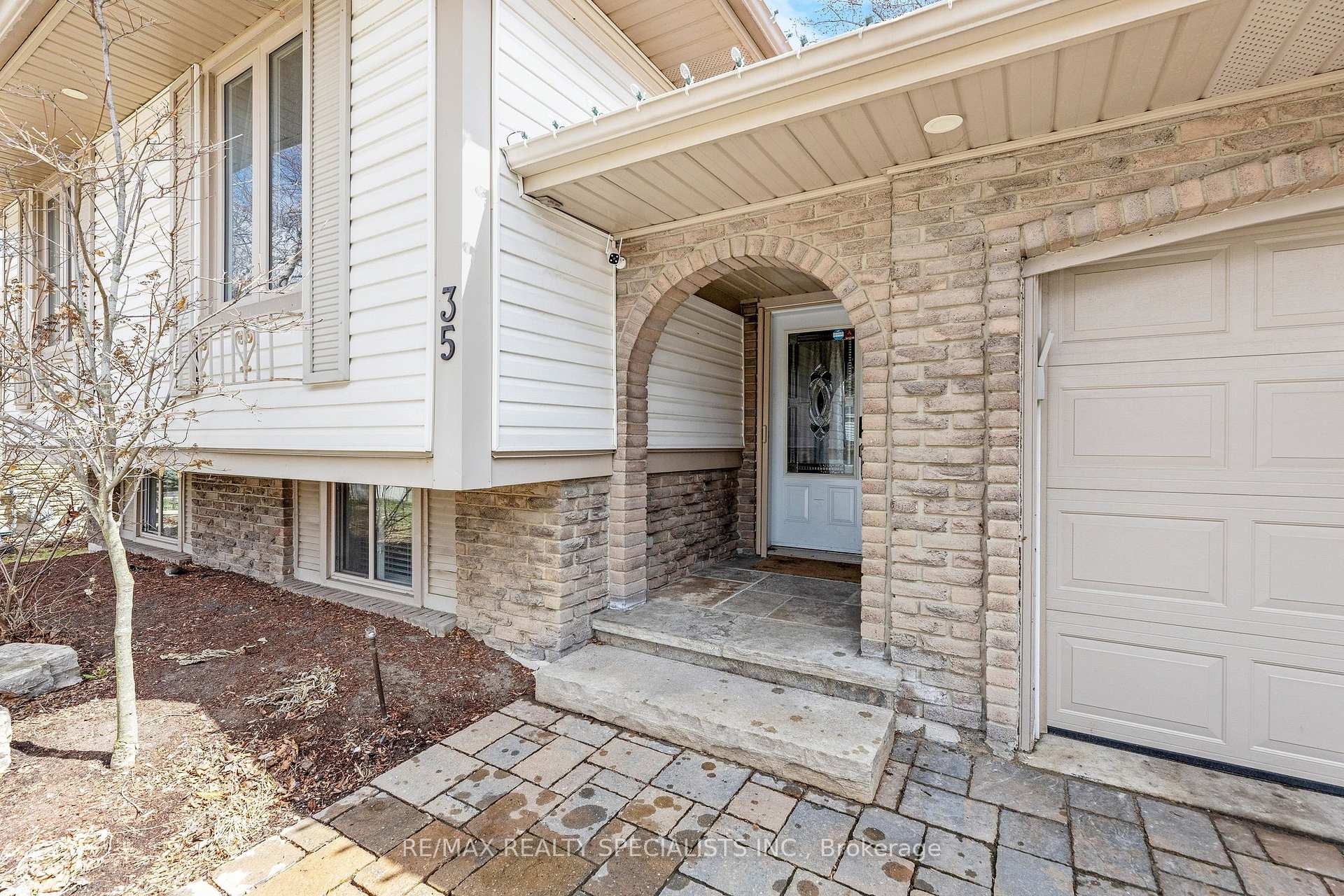 Photo 3 of 35 Forestgate Drive, Hamilton, Fessenden — HOMEH