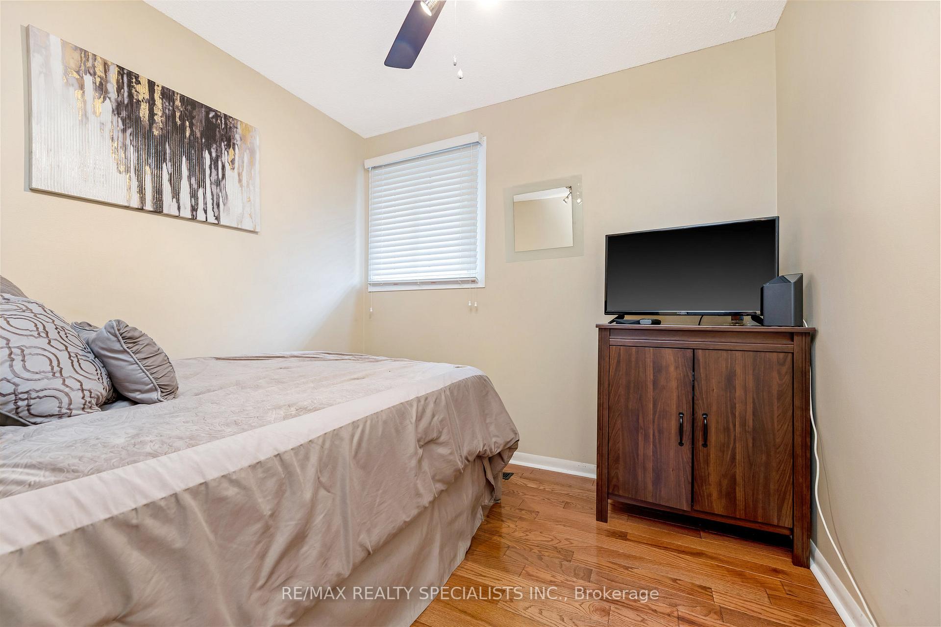 Photo 18 of 35 Forestgate Drive, Hamilton, Fessenden — HOMEH