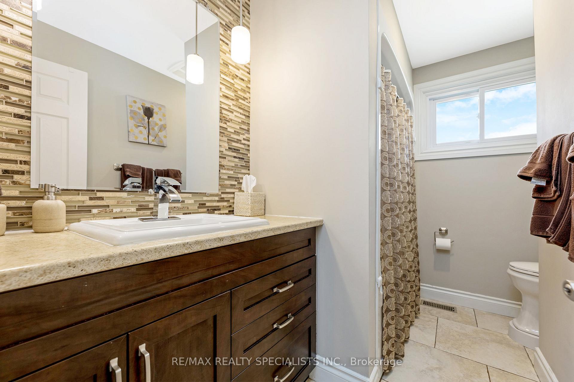 Photo 21 of 35 Forestgate Drive, Hamilton, Fessenden — HOMEH