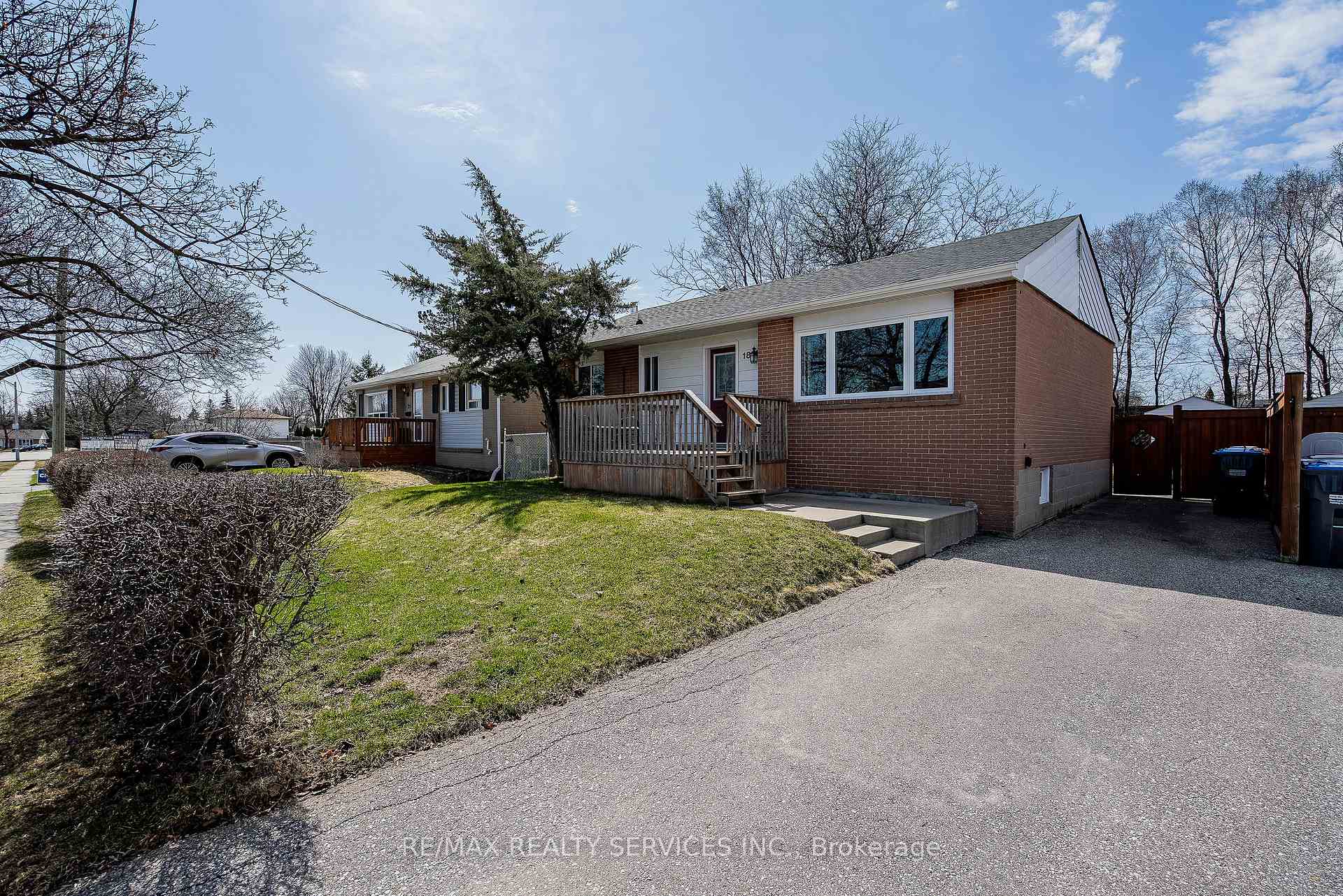 Photo 3 of 18 Abbey Road, Brampton, Brampton East — HOMEH