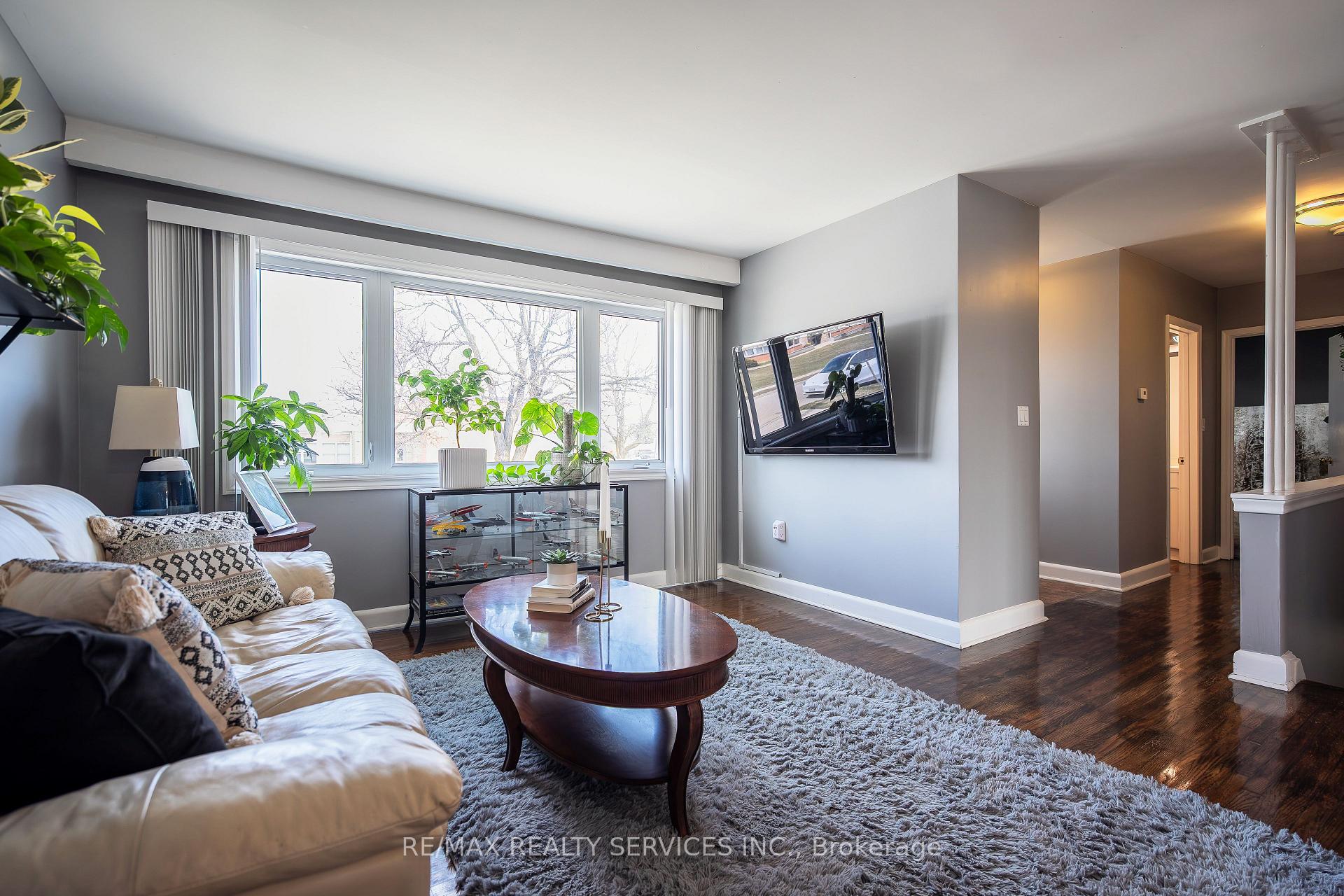 Photo 7 of 18 Abbey Road, Brampton, Brampton East — HOMEH