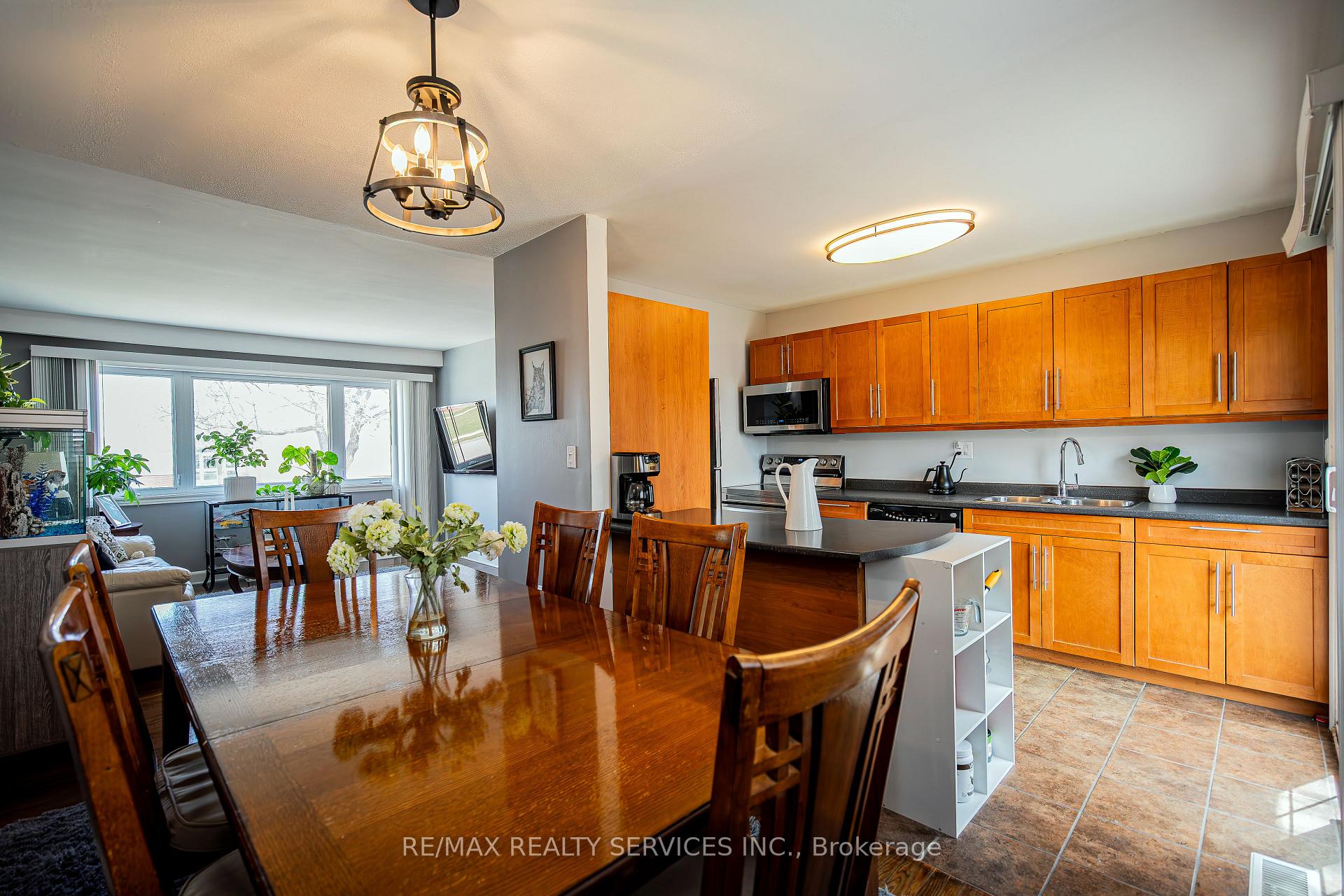 Photo 10 of 18 Abbey Road, Brampton, Brampton East — HOMEH